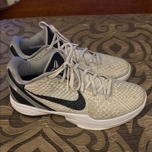 Nike Men's Cream and Black Athletic Shoes